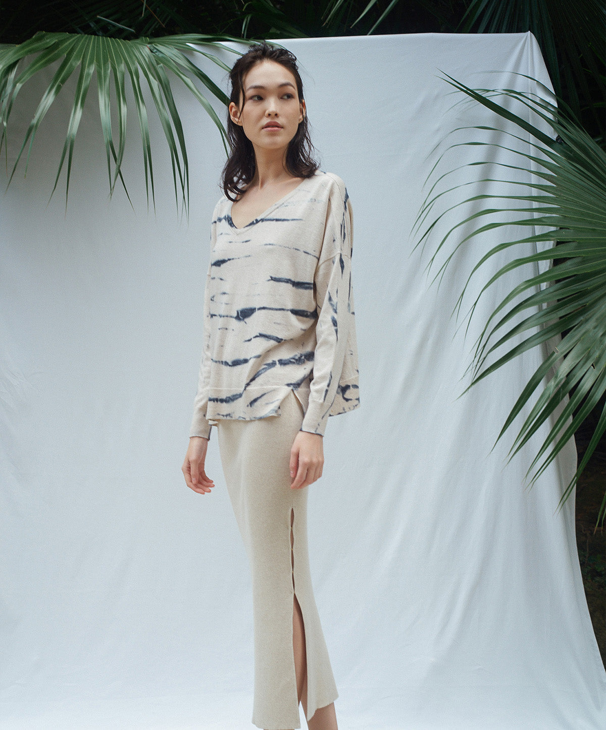 N.21 Pima Cotton + Cashmere Animale Tie-Dye High/Low Hem V-Neck