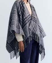Load image into Gallery viewer, Brisa Woman Poncho