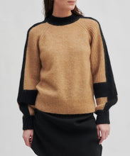 Load image into Gallery viewer, Bera Knit T-Neck