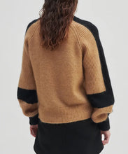 Load image into Gallery viewer, Bera Knit T-Neck